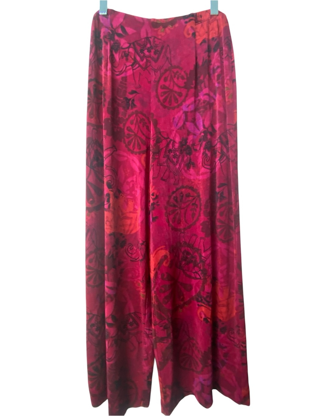 Chico's Traveler’s  Magenta and Black Printed  cropped pants